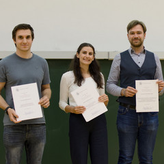 Toni Schumacher, Kirsten Handschuch und Dr. Björn Laabs stehen nebeneinander und halten jeweils eine Urkunde vor sich.