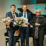 Stefan Westfechtel, Dr. Holger Maurer und Prof. Gabriele Gillessen-Kaesbach stehen nebeneinander. Die beiden Herren halten jeweils einen Blumenstrauß und eine Urkunde.