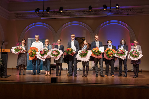 Dr. Laura Beckmann, Dr. Daniel Wiswede, Dr. Daniela Kampmeyer, Dr. Lea Maria Schmitt, Jan Wichelmann, PD Joanne Trinh, Björn-Hergen von Holt, Prof. André Calero Valdez, Lilian Kojan und Laura Müller-Pinzler stehen nebeneinander auf einer Bühne und halten jeweils einen Blumenstrauß.