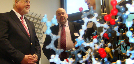 Ministerpräsident  Carstensen im biochemischen Forschungslabor