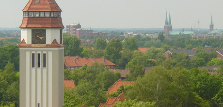 Blick von der Universität auf die künftige Universitätskirche St. Petri zu Lübeck (rechts hinten)