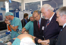 Ministerpräsident Carstensen und Wissenschaftsminister Austermann an einem Stand der Uni Lübeck