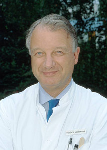 Prof. Dr. med. Dr. med. dent. Helmut von Domarus, Direktor der Klinik für Kiefer- und Gesichtschirurgie