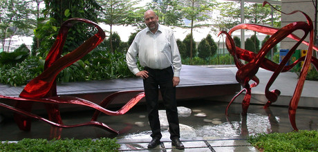 Prof. Rolf Hilgenfeld vor der SARS-Skulptur