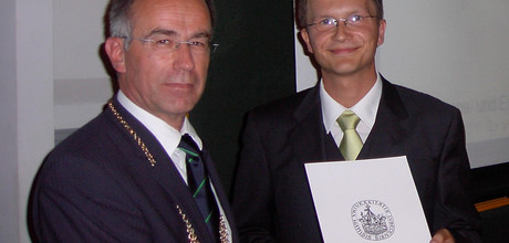 Fakultätspreisträger Norbert Brüggemann (re.), Rektor Peter Dominiak