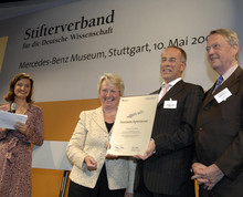 Bundesforschungsministerin Schavan überreicht den Preis (Foto: Stifterverband/David Ausserhofer)