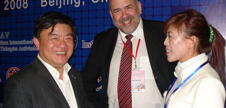 Gesundheitsminister Prof. Zhu Chen (li.) mit Prof. Rolf Hilgenfeld und Kuilan Chen (Foto: Christine Hodge, ICAV)