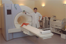 Priv.-Doz. Dr. Ferdinand Binkofski an einem der Kernspintomographen, an denen die Lübecker Neuronenforschungen erfolgen